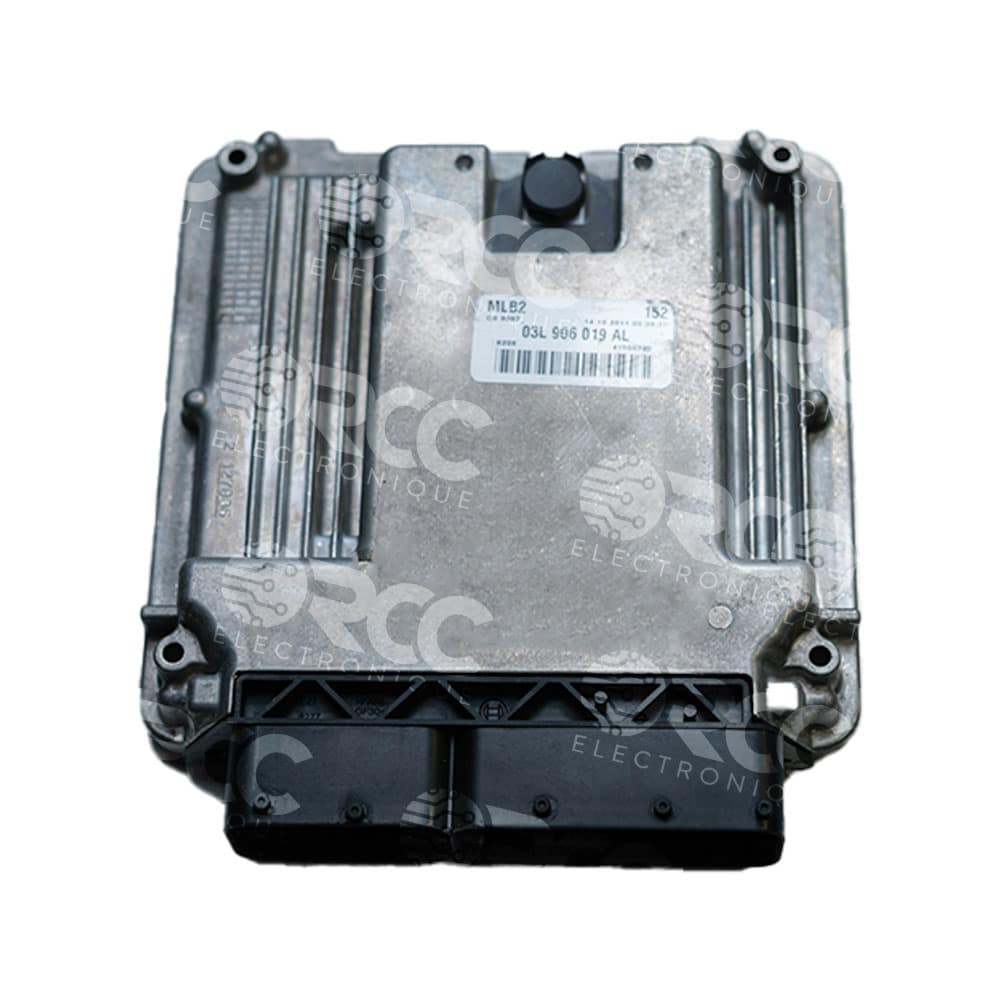 Module électronique automobile avec étiquettes et connecteurs.