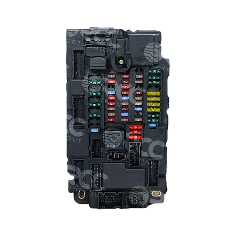 Boîtier de fusibles automobile avec plusieurs fusibles colorés et connecteurs.